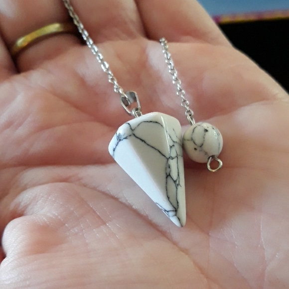 White Howlite Pendulum in mesh butterfly bag - Picture 4 of 8